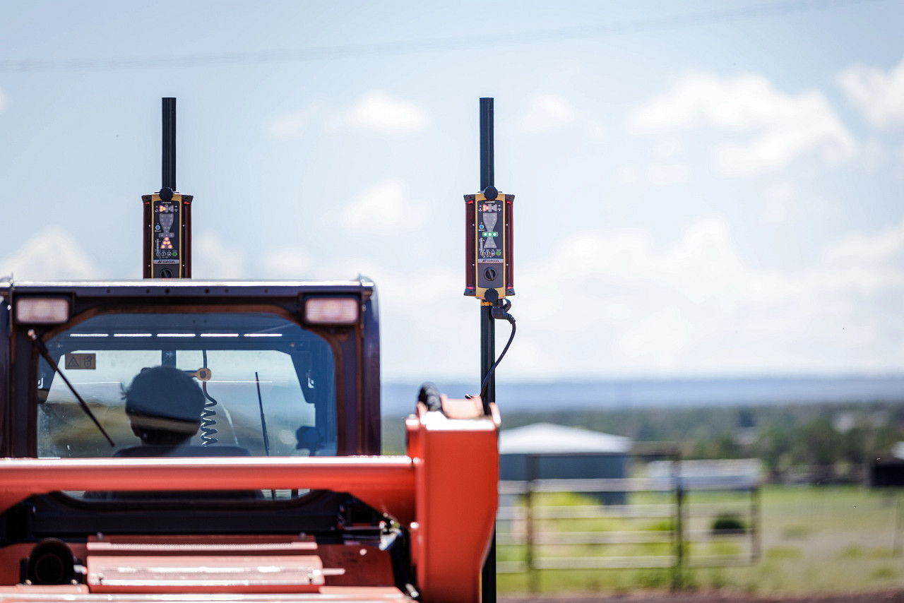 Topcon GPS machine control on excavator — construction positioning systems Topcon GPS machine control on excavator — construction positioning systems